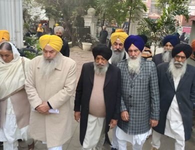 ਸ਼੍ਰੋਮਣੀ ਕਮੇਟੀ ਦੇ ਵਿਰੋਧੀ ਮੈਂਬਰਾਂ ਦਾ ਵਫਦ ਸ੍ਰੀ ਅਕਾਲ ਤਖਤ ਸਾਹਿਬ ਦੇ ਜਥੇਦਾਰ ਨੂੰ ਮਿਲਿਆ, ਸੌਂਪਿਆ ਮੰਗ ਪੱਤਰ