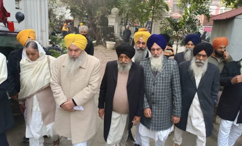 ਸ਼੍ਰੋਮਣੀ ਕਮੇਟੀ ਦੇ ਵਿਰੋਧੀ ਮੈਂਬਰਾਂ ਦਾ ਵਫਦ ਸ੍ਰੀ ਅਕਾਲ ਤਖਤ ਸਾਹਿਬ ਦੇ ਜਥੇਦਾਰ ਨੂੰ ਮਿਲਿਆ, ਸੌਂਪਿਆ ਮੰਗ ਪੱਤਰ