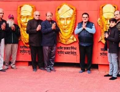 ਦੇਸ਼ ਕੌਮ ਦੇ ਮਹਾਨ ਸ਼ਹੀਦਾਂ ਨੂੰ ਸਿਜਦਾ ਹੋਏ ਖੱਤਰੀ