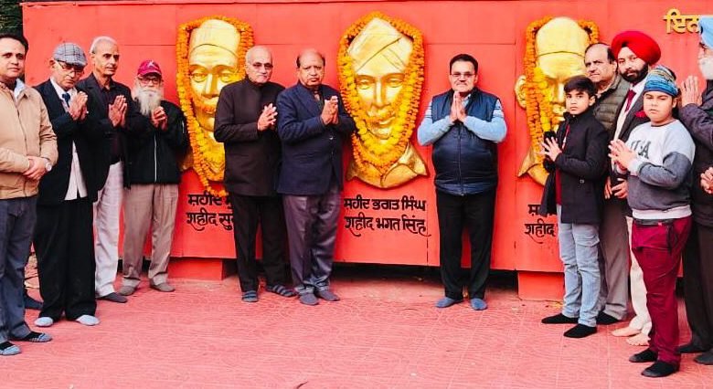 ਦੇਸ਼ ਕੌਮ ਦੇ ਮਹਾਨ ਸ਼ਹੀਦਾਂ ਨੂੰ ਸਿਜਦਾ ਹੋਏ ਖੱਤਰੀ