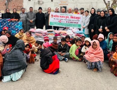 ਭਗਤੀ ਭਜਨ ਗਰੁੱਪ ਵੱਲੋਂ ਗਰੀਬ ਪਰਿਵਾਰਾਂ ਨੂੰ ਗਰਮ ਕੱਪੜੇ, ਕੋਟੀਆਂ, ਸ਼ਾਲਾ ਅਤੇ ਬੱਚਿਆਂ ਦੇ ਕੱਪੜੇ ਵੰਡੇ
