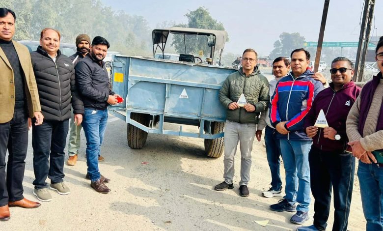 ਮਯੰਕ ਫਾਊਂਡੇਸ਼ਨ ਨੇ ਟਰਾਲੀਆਂ ਲਈ ਰਿਫਲੈਕਟਰ ਮੁਹਿੰਮ ਚਲਾ ਕੇ ਰਾਸ਼ਟਰੀ ਸੜਕ ਸੁਰੱਖਿਆ ਮਹੀਨੇ ਦੀ ਕੀਤੀ ਸ਼ੁਰੂਆਤ