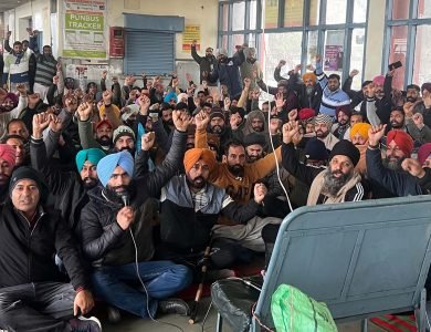 ਮੰਗਾਂ ਦੀ ਪੂਰਤੀ ਨੂੰ ਲੈ ਕੇ ਟਰਾਂਸਪੋਰਟ ਵਿਭਾਗ ਦੇ ਕੱਚੇ ਮੁਲਾਜ਼ਮਾਂ ਨੇ ਬੱਸਾਂ ਦਾ ਚੱਕਾ ਜਾਮ ਕਰਕੇ ਸ਼ੁਰੂ ਕੀਤਾ ਸੰਘਰਸ਼