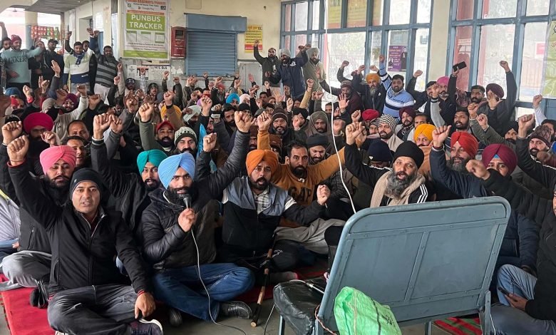 ਮੰਗਾਂ ਦੀ ਪੂਰਤੀ ਨੂੰ ਲੈ ਕੇ ਟਰਾਂਸਪੋਰਟ ਵਿਭਾਗ ਦੇ ਕੱਚੇ ਮੁਲਾਜ਼ਮਾਂ ਨੇ ਬੱਸਾਂ ਦਾ ਚੱਕਾ ਜਾਮ ਕਰਕੇ ਸ਼ੁਰੂ ਕੀਤਾ ਸੰਘਰਸ਼