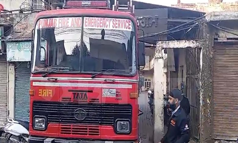 ਨਗਰ ਨਿਗਮ ਦਫ਼ਤਰ ’ਚ ਲੱਗੀ ਅੱਗ, ਰਿਕਾਰਡ ਸੜ੍ਹ ਕੇ ਸਵਾਹ ਨਗਰ ਨਿਗਮ ਦਫ਼ਤਰ ’ਚ ਲੱਗੀ ਅੱਗ, ਰਿਕਾਰਡ ਸੜ੍ਹ ਕੇ ਸਵਾਹ