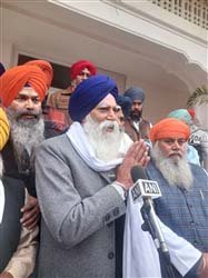 'ਅਕਾਲੀ ਦਲ ਵਾਰਿਸ ਪੰਜਾਬ ਦੇ' ਪਾਰਟੀ ਦੀ ਸ਼ੁਰੂਆਤ ਕਰਨ ਤੋਂ ਪਹਿਲਾਂ ਸ੍ਰੀ ਅਕਾਲ ਤਖ਼ਤ ਸਾਹਿਬ ਵਿਖੇ ਕੀਤੀ ਅਰਦਾਸ, ਸੁਖਬੀਰ ਬਾਦਲ ਨੂੰ ਦੱਸਿਆ ਭਗੌੜਾ 'ਅਕਾਲੀ ਦਲ ਵਾਰਿਸ ਪੰਜਾਬ ਦੇ' ਪਾਰਟੀ ਦੀ ਸ਼ੁਰੂਆਤ ਕਰਨ ਤੋਂ ਪਹਿਲਾਂ ਸ੍ਰੀ ਅਕਾਲ ਤਖ਼ਤ ਸਾਹਿਬ ਵਿਖੇ ਕੀਤੀ ਅਰਦਾਸ, ਸੁਖਬੀਰ ਬਾਦਲ ਨੂੰ ਦੱਸਿਆ ਭਗੌੜਾ