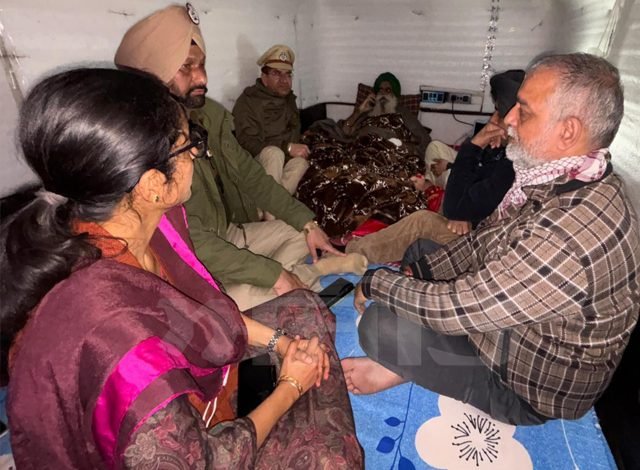 ਜਗਜੀਤ ਸਿੰਘ ਡੱਲੇਵਾਲ ਨੇ ਗੁਲੂਕੋਜ਼ ਲਾਉਣ ਤੋਂ ਕੀਤਾ ਮਨ੍ਹਾ, ਪ੍ਰਸ਼ਾਸਨਿਕ ਅਧਿਕਾਰੀ ਮੌਕੇ ’ਤੇ ਪਹੁੰਚੇ ਜਗਜੀਤ ਸਿੰਘ ਡੱਲੇਵਾਲ ਨੇ ਗੁਲੂਕੋਜ਼ ਲਾਉਣ ਤੋਂ ਕੀਤਾ ਮਨ੍ਹਾ, ਪ੍ਰਸ਼ਾਸਨਿਕ ਅਧਿਕਾਰੀ ਮੌਕੇ ’ਤੇ ਪਹੁੰਚੇ