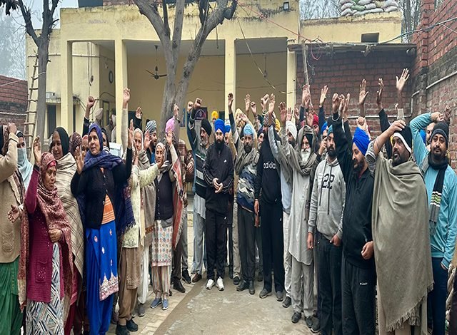 ਬੀ.ਡੀ.ਓ. ਧਾਰੀਵਾਲ ਖ਼ਿਲਾਫ਼ ਜ਼ੋਰਦਾਰ ਨਾਅਰੇਬਾਜ਼ੀ