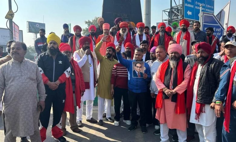 ਡਾ. ਭੀਮ ਰਾਓ ਅੰਬੇਡਕਰ ਦਾ ਬੁੱਤ ਤੋੜੇ ਜਾਣ 'ਤੇ ਅੰਮ੍ਰਿਤਸਰ 'ਚ ਤਣਾਅ, ਸੜਕਾਂ 'ਤੇ ਉਤਰੇ ਲੋਕ; ਵੱਡੀ ਗਿਣਤੀ 'ਚ ਪੁਲਿਸ ਤਾਇਨਾਤ