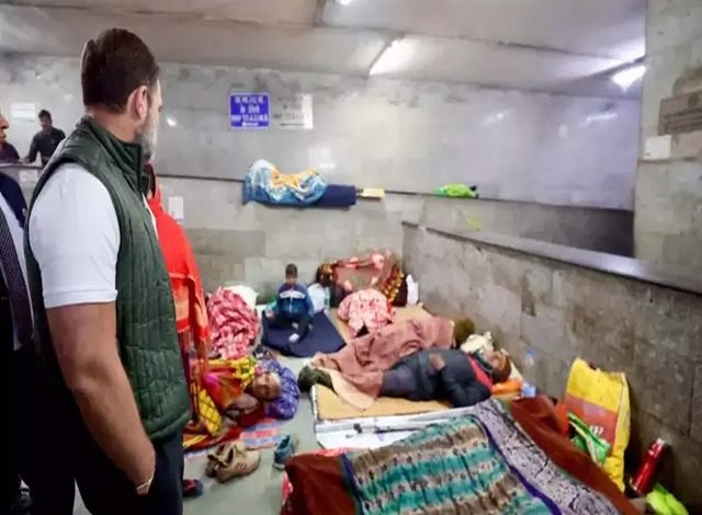 ਏਮਜ਼ ਦੇ ਬਾਹਰ ਮਰੀਜ਼ਾਂ ਨੂੰ ਮਿਲੇ ਰਾਹੁਲ ਗਾਂਧੀ ਏਮਜ਼ ਦੇ ਬਾਹਰ ਮਰੀਜ਼ਾਂ ਨੂੰ ਮਿਲੇ ਰਾਹੁਲ ਗਾਂਧੀ