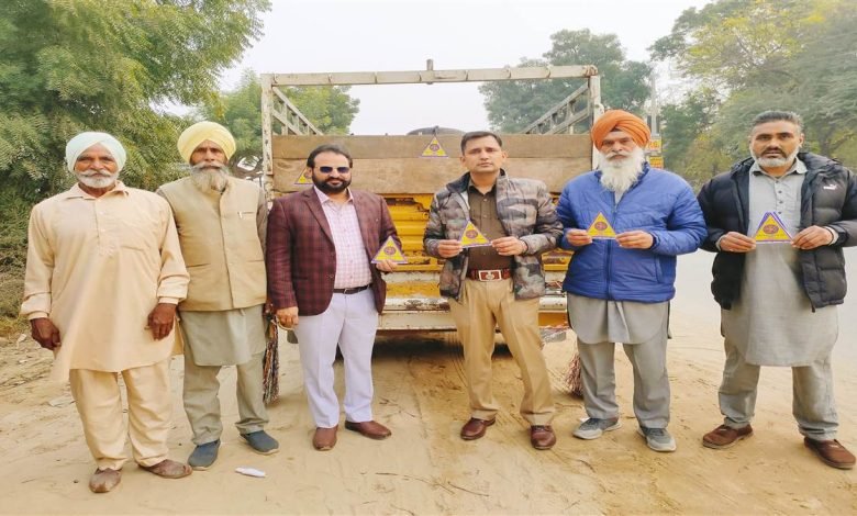 ਸਰਬੱਤ ਦਾ ਭਲਾ ਚੈਰੀਟੇਬਲ ਟਰੱਸਟ ਨੇ ਲਾਏ ਵਾਹਨਾਂ ਨੂੰ ਰਿਫਲੈਕਟਰ ਸਰਬੱਤ ਦਾ ਭਲਾ ਚੈਰੀਟੇਬਲ ਟਰੱਸਟ ਨੇ ਲਾਏ ਵਾਹਨਾਂ ਨੂੰ ਰਿਫਲੈਕਟਰ