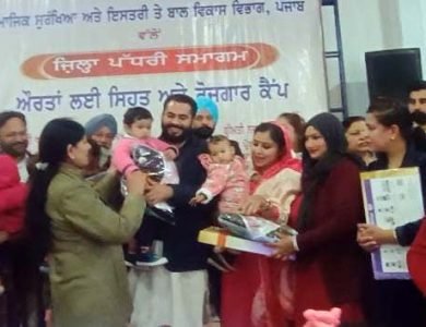 ਲੋਹੜੀ ਦੇ ਤਿਉਹਾਰ ਨੂੰ ਮੱਦੇਨਜ਼ਰ ਰੱਖਦਿਆਂ ਫਾਜ਼ਿਲਕਾ ਦੇ ਵਿਧਾਇਕ ਨੇ 200 ਨਵਜੰਮੀਆਂ ਬੱਚੀਆਂ ਨੂੰ ਕੰਬਲ 'ਤੇ ਬੇਬੀ ਕਿੱਟਸ ਵੰਡੀਆਂ