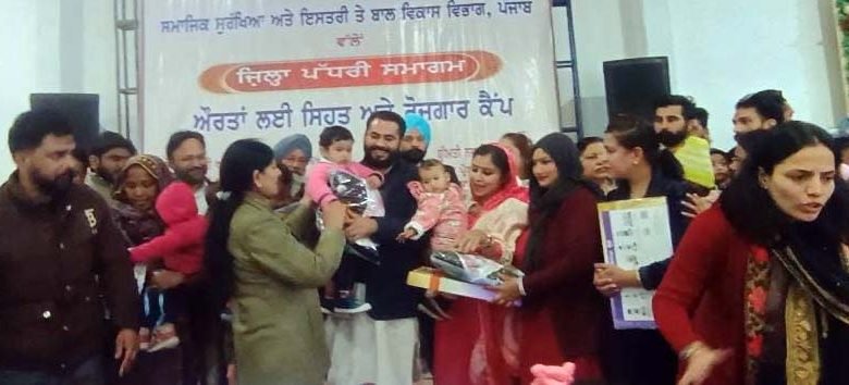 ਲੋਹੜੀ ਦੇ ਤਿਉਹਾਰ ਨੂੰ ਮੱਦੇਨਜ਼ਰ ਰੱਖਦਿਆਂ ਫਾਜ਼ਿਲਕਾ ਦੇ ਵਿਧਾਇਕ ਨੇ 200 ਨਵਜੰਮੀਆਂ ਬੱਚੀਆਂ ਨੂੰ ਕੰਬਲ 'ਤੇ ਬੇਬੀ ਕਿੱਟਸ ਵੰਡੀਆਂ