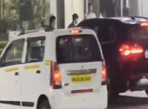 ਸੈਫ ਅਲੀ ਖਾਨ ਦੇ ਪੁੱਤਰ ਅਤੇ ਅਦਾਕਾਰ ਇਬਰਾਹਿਮ ਅਲੀ ਖਾਨ ਲੀਲਾਵਤੀ ਹਸਪਤਾਲ ਪਹੁੰਚੇ ਸੈਫ ਅਲੀ ਖਾਨ ਦੇ ਪੁੱਤਰ ਅਤੇ ਅਦਾਕਾਰ ਇਬਰਾਹਿਮ ਅਲੀ ਖਾਨ ਲੀਲਾਵਤੀ ਹਸਪਤਾਲ ਪਹੁੰਚੇ