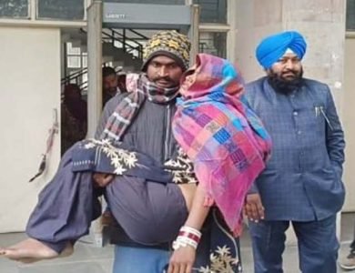 ਪੁਲਿਸ ’ਤੇ ਔਰਤ ਦੀ ਕੁੱਟਮਾਰ ਦੇ ਦੋਸ਼, ਮੋਢਿਆਂ ’ਤੇ ਚੁੱਕ ਕੇ ਐੱਸਐੱਸਪੀ ਦਫ਼ਤਰ ਲਿਆਏ