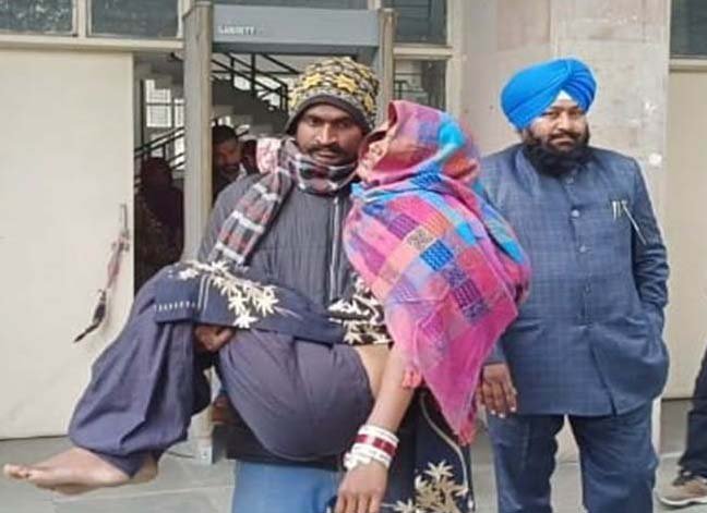 ਪੁਲਿਸ ’ਤੇ ਔਰਤ ਦੀ ਕੁੱਟਮਾਰ ਦੇ ਦੋਸ਼, ਮੋਢਿਆਂ ’ਤੇ ਚੁੱਕ ਕੇ ਐੱਸਐੱਸਪੀ ਦਫ਼ਤਰ ਲਿਆਏ