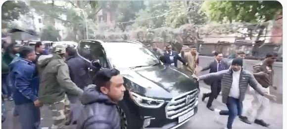 'ਆਪ' ਕਨਵੀਨਰ ਅਰਵਿੰਦ ਕੇਜਰੀਵਾਲ ਦੀ ਕਾਰ 'ਤੇ ਹੋਇਆ ਹਮਲਾ