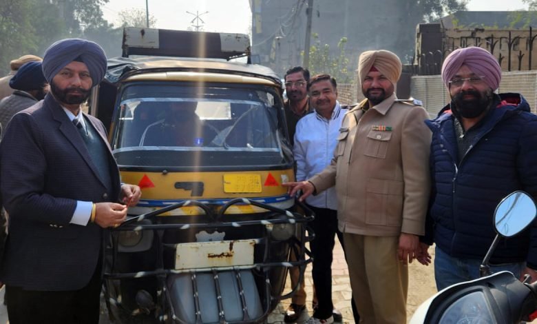 ਰੋਟਰੀ ਕਲੱਬ ਫ਼ਿਰੋਜ਼ਪੁਰ ਵੱਲੋਂ ਵਹੀਕਲਾਂ ’ਤੇ ਲਾਏ ਰਿਫਲੈਕਟਰ