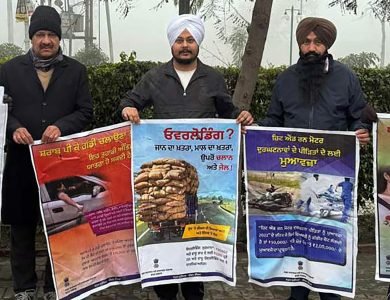 ਟਰਾਂਸਪੋਰਟ ਵਿਭਾਗ ਵੱਲੋਂ ਕੌਮੀ ਰੋਡ ਸੇਫਟੀ ਮਹੀਨੇ ਤਹਿਤ ਸੈਰ ਕਰਨ ਵਾਲੇ ਲੋਕਾਂ ਨੂੰ ਕੀਤਾ ਗਿਆ ਜਾਗਰੂਕ 