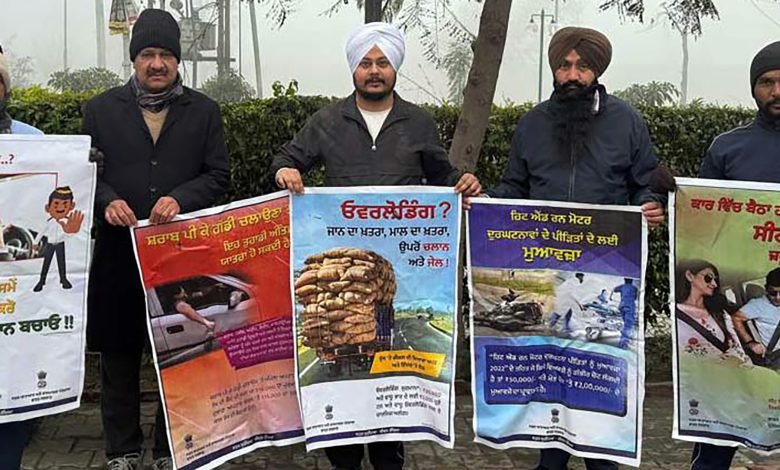 ਟਰਾਂਸਪੋਰਟ ਵਿਭਾਗ ਵੱਲੋਂ ਕੌਮੀ ਰੋਡ ਸੇਫਟੀ ਮਹੀਨੇ ਤਹਿਤ ਸੈਰ ਕਰਨ ਵਾਲੇ ਲੋਕਾਂ ਨੂੰ ਕੀਤਾ ਗਿਆ ਜਾਗਰੂਕ 