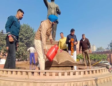 ਔਜਲਾ ਤੇ ਵੇਰਕਾ ਨੇ ਅੰਬੇਡਕਰ ਦੇ ਬੁੱਤ ਨੂੰ ਕਰਵਾਇਆ ਦੁੱਧ ਨਾਲ ਇਸ਼ਨਾਨ, ਬੇਅਦਬੀ ਦੀ ਘਟਨਾ ਕਾਰਨ ਸ਼ਹਿਰ ਦਾ ਵਧਿਆ ਸਿਆਸੀ ਤਾਪਮਾਨ