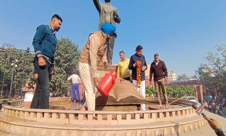 ਔਜਲਾ ਤੇ ਵੇਰਕਾ ਨੇ ਅੰਬੇਡਕਰ ਦੇ ਬੁੱਤ ਨੂੰ ਕਰਵਾਇਆ ਦੁੱਧ ਨਾਲ ਇਸ਼ਨਾਨ, ਬੇਅਦਬੀ ਦੀ ਘਟਨਾ ਕਾਰਨ ਸ਼ਹਿਰ ਦਾ ਵਧਿਆ ਸਿਆਸੀ ਤਾਪਮਾਨ