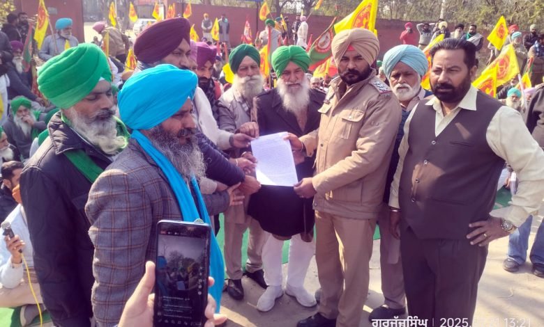 ਪ੍ਰਧਾਨ ਮੰਤਰੀ ਨਰਿੰਦਰ ਮੋਦੀ ਦੀ ਫਿਰੋਜਪੁਰ ਫੇਰੀ ਦੌਰਾਨ ਕੀਤੇ ਪਰਚਿਆਂ ਵਿੱਚ 307 ਵਰਗੀਆਂ ਧਰਾਵਾਂ ਦੇ ਵਾਧੇ ਦੇ ਰੋਸ ਨੂੰ ਲੈ ਕੇ ਕਿਸਾਨਾਂ ਨੇ ਕੀਤਾ ਪ੍ਰਦਸ਼ਨ