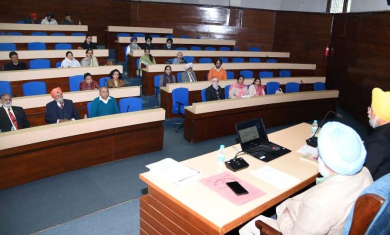 ਗੁਰੂ ਨਾਨਕ ਦੇਵ ਯੂਨੀਵਰਸਿਟੀ ਦੇ ਵਾਈਸ-ਚਾਂਸਲਰ ਵਜੋਂ ਪ੍ਰੋ. ਕਰਮਜੀਤ ਸਿੰਘ ਦੀ ਪਲੇਠੀ ਸੈਨੇਟ ਮੀਟਿੰਗ ਗੁਰੂ ਨਾਨਕ ਦੇਵ ਯੂਨੀਵਰਸਿਟੀ ਦੇ ਵਾਈਸ-ਚਾਂਸਲਰ ਵਜੋਂ ਪ੍ਰੋ. ਕਰਮਜੀਤ ਸਿੰਘ ਦੀ ਪਲੇਠੀ ਸੈਨੇਟ ਮੀਟਿੰਗ