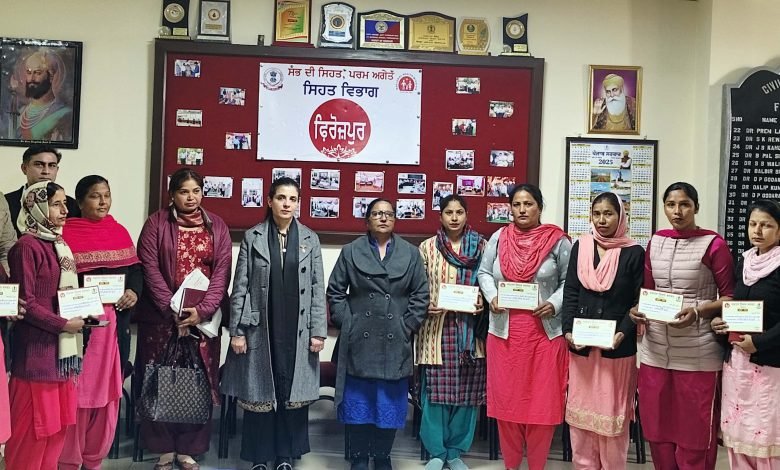 ਸਿਵਲ ਸਰਜਨ ਨੇ ਸਿਹਤ ਕਾਮਿਆਂ ਨੂੰ ਕੀਤਾ ਸਨਮਾਨਿਤ