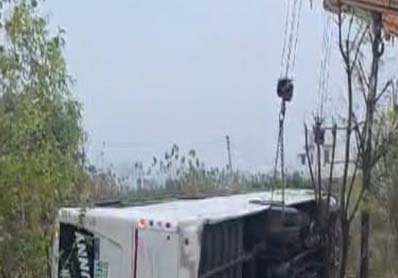 ਨਵਾਂਸ਼ਹਿਰ ਲਾਗੇ ਲੰਗੜੋਆ ਬਾਈਪਾਸ ’ਤੇ ਪਲਟੀ ਬੱਸ ਨਵਾਂਸ਼ਹਿਰ ਲਾਗੇ ਲੰਗੜੋਆ ਬਾਈਪਾਸ ’ਤੇ ਪਲਟੀ ਬੱਸ