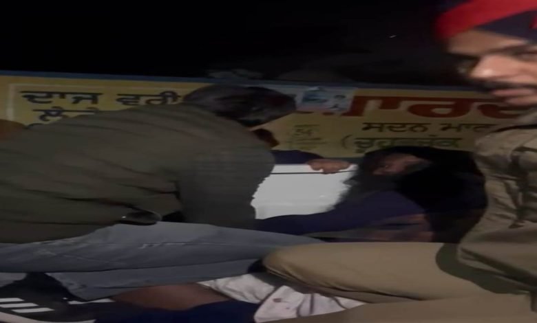 ਕਾਰ ਲੁੱਟ ਦੇ ਮਾਮਲੇ 'ਚ ਛਾਪੇਮਾਰੀ ਲਈ ਪੁੱਜੀ ਲੁਧਿਆਣਾ ਪੁਲਿਸ ਤੇ ਨਿਹੰਗ ਹੱਥੋਪਾਈ, 4 ਮੁਲਾਜ਼ਮ ਜ਼ਖ਼ਮੀ, ਚਲਾਉਣੀ ਪਈ ਗੋਲ਼ੀ ਕਾਰ ਲੁੱਟ ਦੇ ਮਾਮਲੇ 'ਚ ਛਾਪੇਮਾਰੀ ਲਈ ਪੁੱਜੀ ਲੁਧਿਆਣਾ ਪੁਲਿਸ ਤੇ ਨਿਹੰਗ ਹੱਥੋਪਾਈ, 4 ਮੁਲਾਜ਼ਮ ਜ਼ਖ਼ਮੀ, ਚਲਾਉਣੀ ਪਈ ਗੋਲ਼ੀ