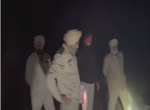 ਗੈਂਗਸਟਰ ਪ੍ਰਭ ਦਾਸੂਵਾਲ ਦੇ ਦੋ ਗੁਰਗੇ ਪੁਲਿਸ ਵਲੋਂ ਕਾਬੂ ਗੈਂਗਸਟਰ ਪ੍ਰਭ ਦਾਸੂਵਾਲ ਦੇ ਦੋ ਗੁਰਗੇ ਪੁਲਿਸ ਵਲੋਂ ਕਾਬੂ