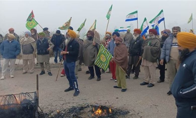ਸ਼ੰਭੂ ਬਾਰਡਰ ’ਤੇ ਕੇਂਦਰ ਸਰਕਾਰ ਦੀ ਅਰਥੀ ਫੂਕ ਕੇ ਪ੍ਰਦਰਸ਼ਨ, ਪੰਧੇਰ ਬੋਲੇ, ਮੰਡੀਕਰਨ ਨੀਤੀ ਦੇ ਖਰੜੇ ਨੂੰ ਫੂਕ ਕੇ ਲੋਹੜੀ ਮਨਾਉਣ ਦਾ ਐਲਾਨ