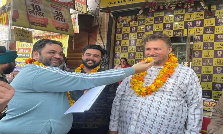 10 ਕਰੋੜ ਦੀ ਲਾਟਰੀ ਰੂਪਨਗਰ ਦੇ ਹਰਮਿੰਦਰ ਸਿੰਘ ਦੇ ਨਾਂ, ਪੇਸ਼ੇ ਵਜੋਂ ਹੈ ਡਰਾਈਵਰ