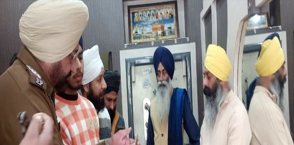 ਪਿਸਤੌਲ ਦੀ ਨੋਕ 'ਤੇ ਸੁਨਿਆਰੇ ਕੋਲੋਂ 13 ਤੋਲੇ ਸੋਨਾ, 6 ਕਿਲੋ ਚਾਂਦੀ ਤੇ 50,000 ਨਕਦੀ ਦੀ ਲੁੱਟ ਪਿਸਤੌਲ ਦੀ ਨੋਕ 'ਤੇ ਸੁਨਿਆਰੇ ਕੋਲੋਂ 13 ਤੋਲੇ ਸੋਨਾ, 6 ਕਿਲੋ ਚਾਂਦੀ ਤੇ 50,000 ਨਕਦੀ ਦੀ ਲੁੱਟ