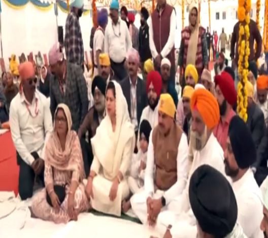 ਮੱਧ ਪ੍ਰਦੇਸ਼ ਦੇ ਸੀ.ਐਮ. ਪ੍ਰਕਾਸ਼ ਪੁਰਬ ਮੌਕੇ ਗੁਰਦੁਆਰਾ ਨਾਨਕਸਰ ਹਮੀਦੀਆ ਹੋਏ ਨਤਮਸਤਕ