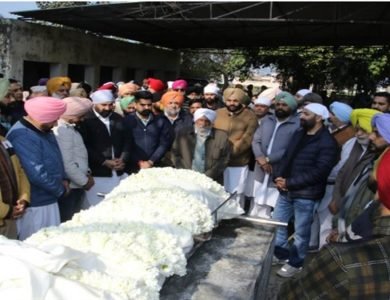 ਐੱਮਪੀ ਔਜਲਾ ਦੀ ਮਾਤਾ ਪੰਜ ਤੱਤਾਂ ‘ਚ ਵਿਲੀਨ, ਰਿਸ਼ਤੇਦਾਰਾਂ, ਧਾਰਮਿਕ ਤੇ ਸਿਆਸੀ ਜਥੇਬੰਦੀਆਂ ਨੇ ਅੰਤਿਮ ਯਾਤਰਾ ’ਚ ਕੀਤੀ ਸ਼ਮੂਲੀਅਤ
