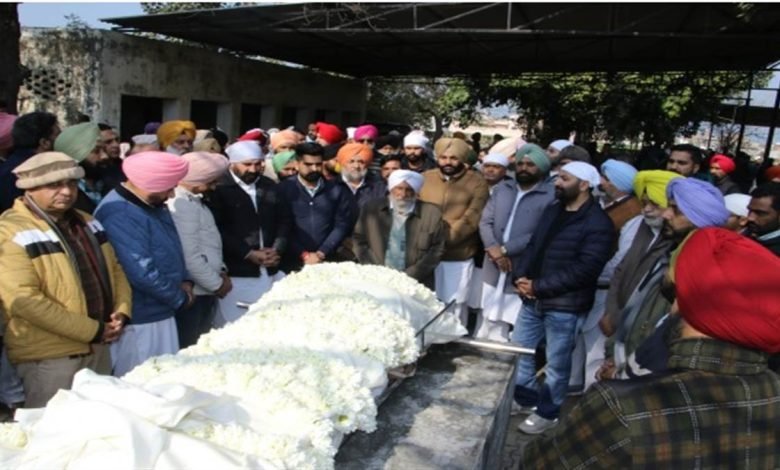 ਐੱਮਪੀ ਔਜਲਾ ਦੀ ਮਾਤਾ ਪੰਜ ਤੱਤਾਂ ‘ਚ ਵਿਲੀਨ, ਰਿਸ਼ਤੇਦਾਰਾਂ, ਧਾਰਮਿਕ ਤੇ ਸਿਆਸੀ ਜਥੇਬੰਦੀਆਂ ਨੇ ਅੰਤਿਮ ਯਾਤਰਾ ’ਚ ਕੀਤੀ ਸ਼ਮੂਲੀਅਤ