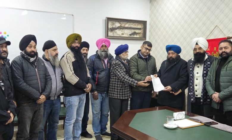 ਕੱਲ੍ਹ ਰਿਲੀਜ਼ ਹੋਣ ਵਾਲੀ ਐਮਰਜੈਂਸੀ ਫਿਲਮ ਨੂੰ ਲੈ ਕੇ ਜਲੰਧਰ 'ਚ ਸ਼ੁਰੂ ਹੋਇਆ ਵਿਰੋਧ ਕੱਲ੍ਹ ਰਿਲੀਜ਼ ਹੋਣ ਵਾਲੀ ਐਮਰਜੈਂਸੀ ਫਿਲਮ ਨੂੰ ਲੈ ਕੇ ਜਲੰਧਰ 'ਚ ਸ਼ੁਰੂ ਹੋਇਆ ਵਿਰੋਧ