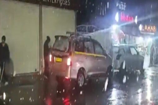 ਸ਼੍ਰੀਨਗਰ ਸਮੇਤ ਨਾਲ ਲੱਗਦੇ ਇਲਾਕਿਆਂ 'ਚ ਭਾਰੀ ਬਰਫਬਾਰੀ ਸ਼ੁਰੂ