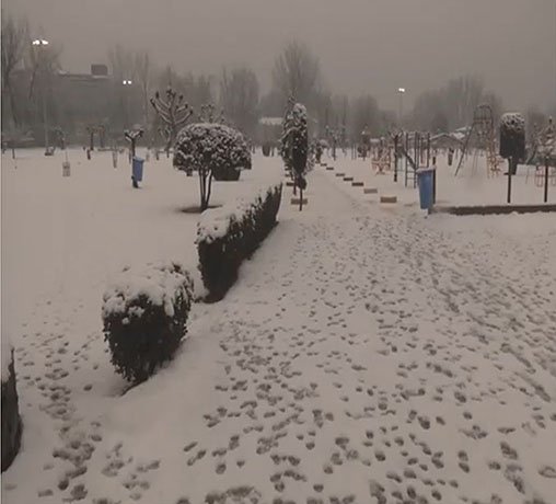 ਜੰਮੂ-ਕਸ਼ਮੀਰ ਦੇ ਸ੍ਰੀਨਗਰ ਅਤੇ ਪੁਣਛ ਜ਼ਿਲ੍ਹੇ ਦੇ ਉੱਚੇ ਇਲਾਕਿਆਂ ਵਿਚ ਤਾਜ਼ਾ ਬਰਫ਼ਬਾਰੀ