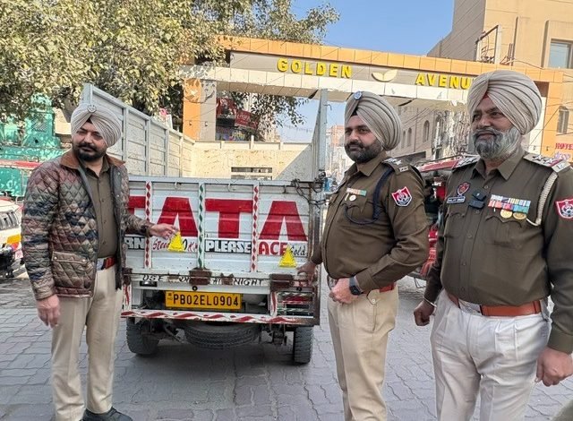 ਵਹੀਕਲਾ ਉਪਰ ਰਿਫਲੈਕਟਿਡ ਲਗਾਏ ਅਤੇ ਡਰਾਈਵਰਾਂ ਨੂੰ ਟ੍ਰੈਫਿਕ ਨਿਯਮਾਂ ਪ੍ਰਤੀ ਜਾਗਰੂਕ ਕੀਤਾ