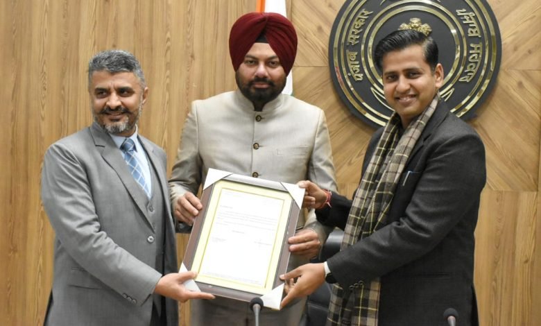 87 ਫੀਸਦੀ ਪਰਾਲੀ ਸਾੜਨ ਦੇ ਮਾਮਲੇ ਘਟੇ, ਡਿਪਟੀ ਕਮਿਸ਼ਨਰ ਵੱਲੋਂ ਯੋਗਦਾਨ ਪਾਉਣ ਵਾਲੇ 27 ਅਧਿਕਾਰੀਆਂ ਦਾ ਸਨਮਾਨ 87 ਫੀਸਦੀ ਪਰਾਲੀ ਸਾੜਨ ਦੇ ਮਾਮਲੇ ਘਟੇ, ਡਿਪਟੀ ਕਮਿਸ਼ਨਰ ਵੱਲੋਂ ਯੋਗਦਾਨ ਪਾਉਣ ਵਾਲੇ 27 ਅਧਿਕਾਰੀਆਂ ਦਾ ਸਨਮਾਨ