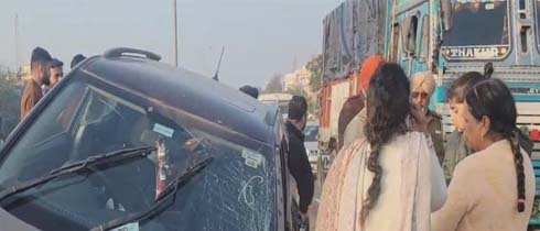 ਗੱਡੀ ਦਾ ਟਾਇਰ ਫੱਟਣ ਕਾਰਨ ਵਾਪਰਿਆ ਸੜਕ ਹਾਦਸਾ
