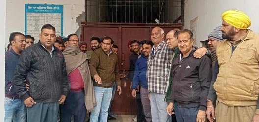 ਸੀਵਰੇਜ ਦੇ ਗੰਦੇ ਪਾਣੀ ਤੋਂ ਪ੍ਰੇਸ਼ਾਨ ਲੋਕਾਂ ਨੇ ਨਗਰ ਕੌਂਸਲ ਦਫ਼ਤਰ ਨੂੰ ਤਾਲਾ ਲਗਾ ਦਿੱਤਾ ਧਰਨਾ