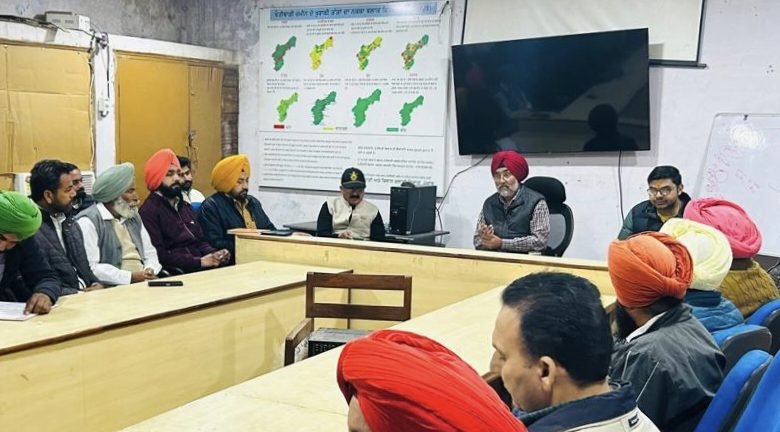 ਪਰਾਲੀ ਪ੍ਰਬੰਧਨ ਲਈ ਮੁੱਖ ਖੇਤੀਬਾੜੀ ਅਫ਼ਸਰ ਵੱਲੋਂ ਬੇਲਰ ਮਾਲਕਾਂ ਤੇ ਸੁਖਬੀਰ ਐਗਰੋ ਪ੍ਰਾਈਵੇਟ ਲਿਮਟਿਡ ਦੇ ਨੁਮਾਇੰਦਿਆਂ ਨਾਲ ਮੀਟਿੰਗ