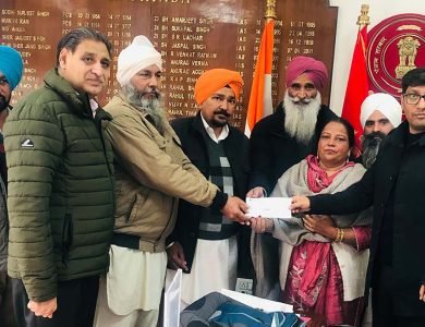 ਡਿਪਟੀ ਕਮਿਸ਼ਨਰ ਨੇ ਹੁਸਨਪ੍ਰੀਤ ਕੌਰ ਦੇ ਪਿਤਾ ਨੂੰ ਕੀਤਾ ਚੈਕ ਭੇਂਟ