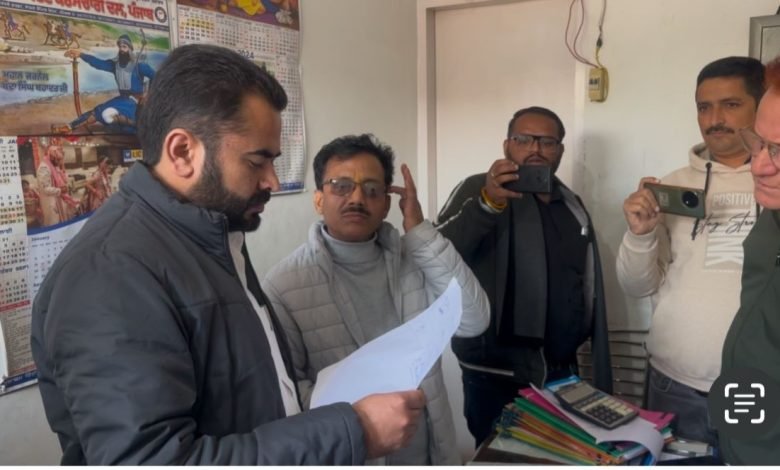 ਵਿਧਾਇਕ ਨਰਿੰਦਰ ਪਾਲ ਸਿੰਘ ਸਵਨਾ ਨੇ ਨਗਰ ਕੌਂਸਲ ਦਫਤਰ ਦੀ ਕੀਤੀ ਅਚਨਚੇਤ ਚੈਕਿੰਗ, ਡਿਉਟੀ ਪ੍ਰਤੀ ਰਿਹਾ ਜਾਵੇ ਸੁਚੇਤ