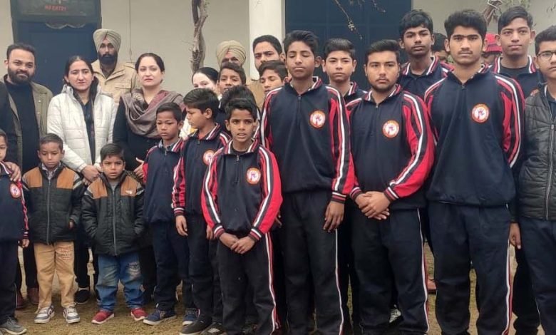 ਡਿਪਟੀ ਕਮਿਸ਼ਨਰ ਨੇ ਮਾਤਰ ਛਾਇਆ ਆਸ਼ਰਮ ਆਲਮਗੜ੍ਹ ਅਬੋਹਰ ਵਿਖੇ ਬੱਚਿਆਂ ਨਾਲ ਲੋਹੜੀ ਦਾ ਤਿਉਹਾਰ ਮਨਾਇਆ