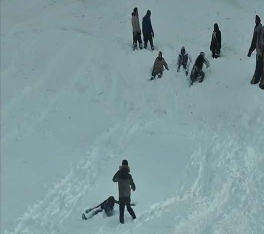 ਜੰਮੂ-ਕਸ਼ਮੀਰ : ਭਾਰੀ ਬਰਫ਼ਬਾਰੀ ਤੋਂ ਬਾਅਦ ਜੰਮੇ ਝਰਨੇ